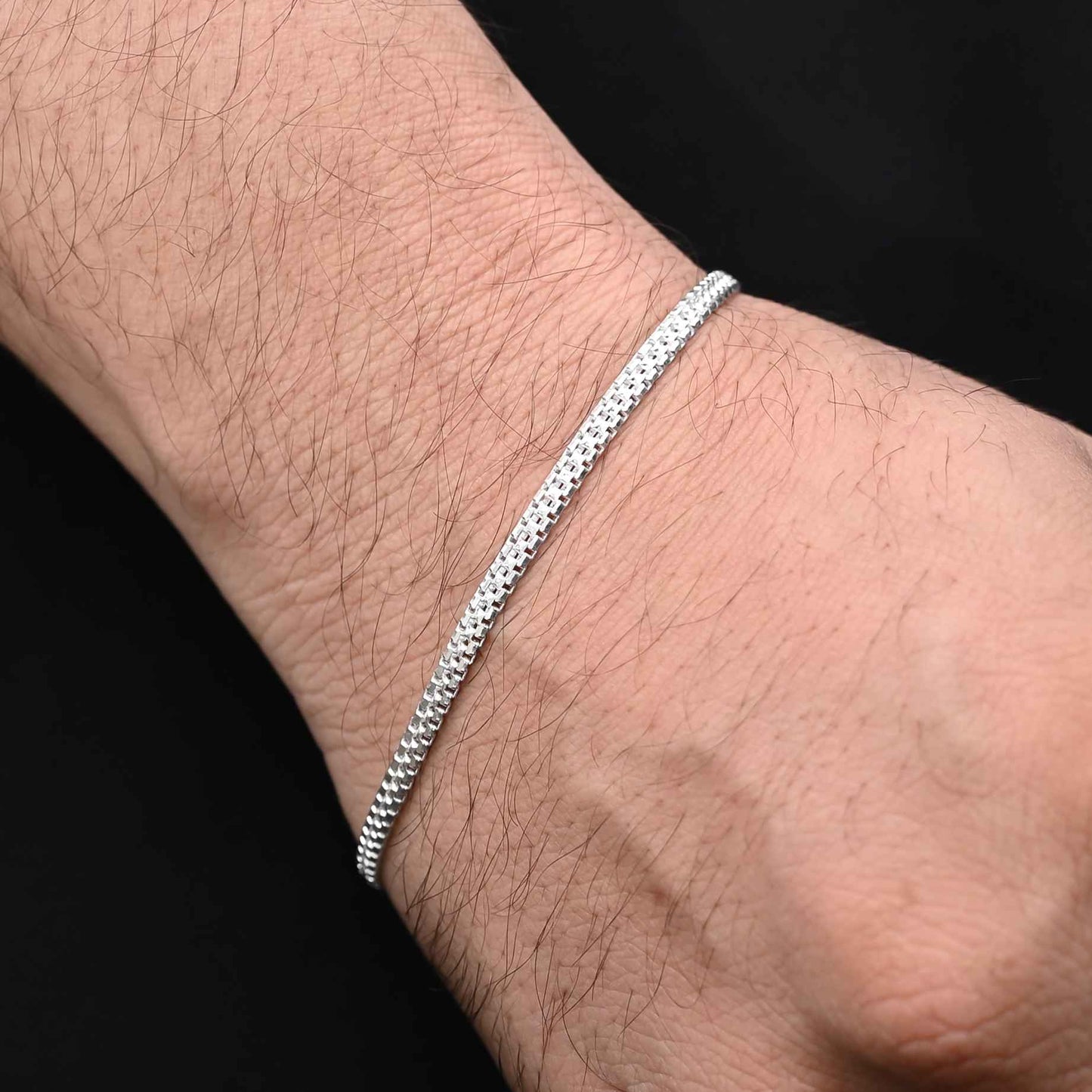 Stylish silver bracelet for boys with a sleek square box chain design